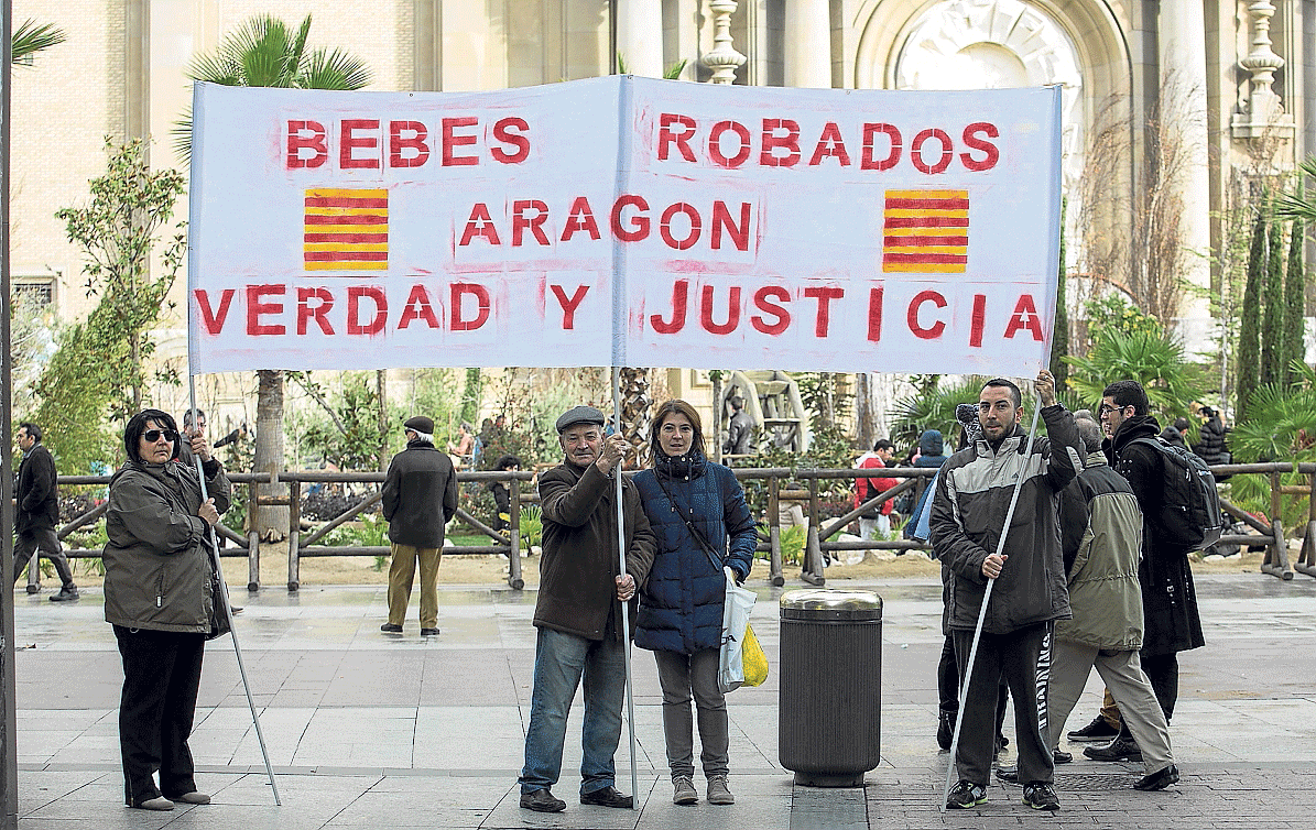 Varios miembros de la Asociación Bebés Robados en Aragón, ayer en la plaza del Pilar