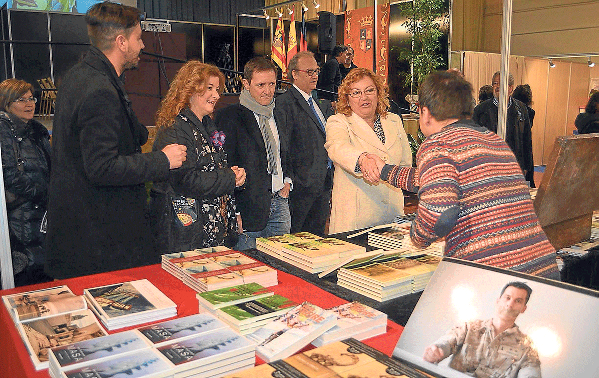 La alcaldesa, Rosa María Lanau, junto a Martínez de Pisón, saludando ayer al editor y escritor Óscar Sipán