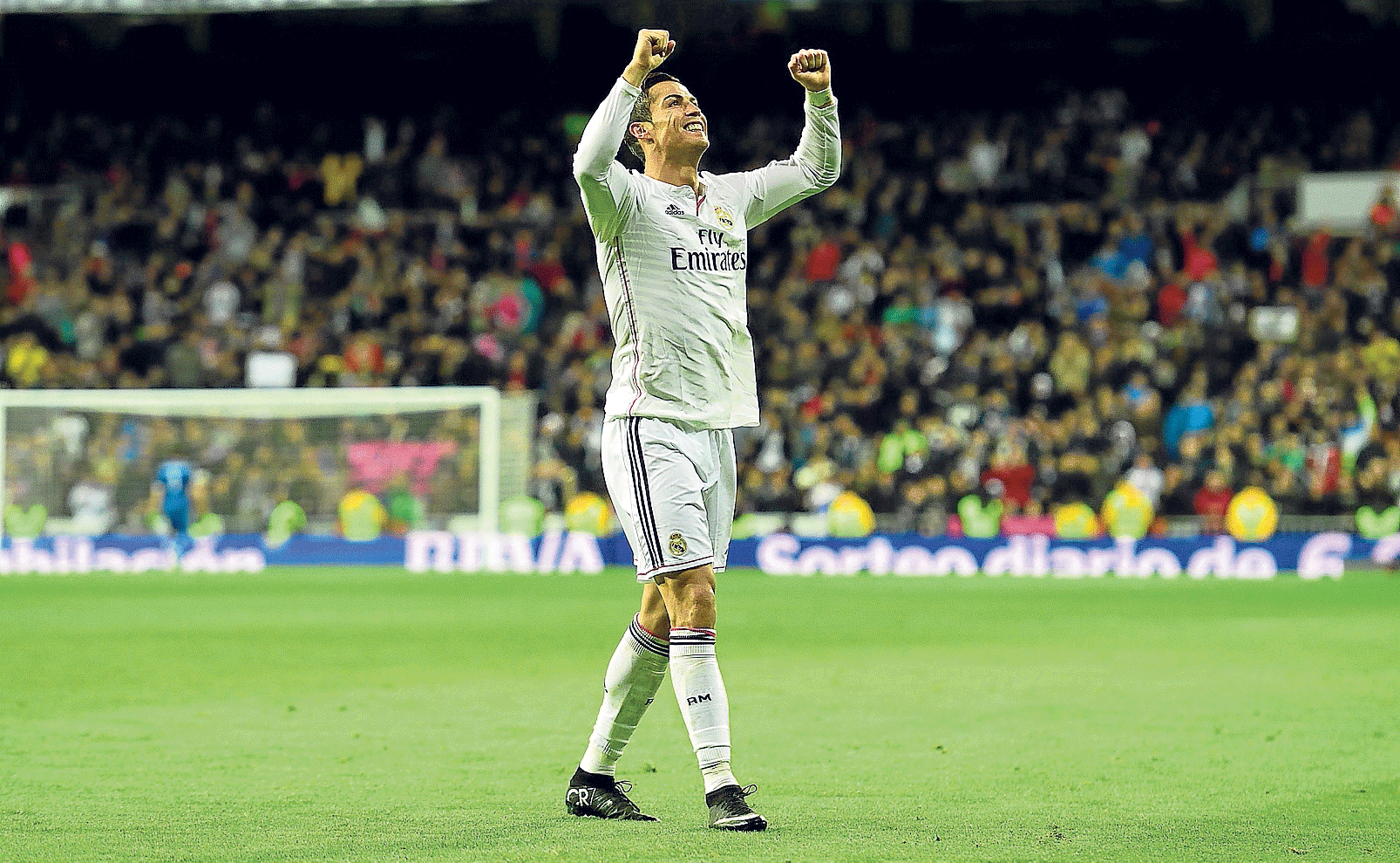 Cristiano Ronaldo celebra uno de los tres goles que marcó ayer en el Santiago Bernabéu