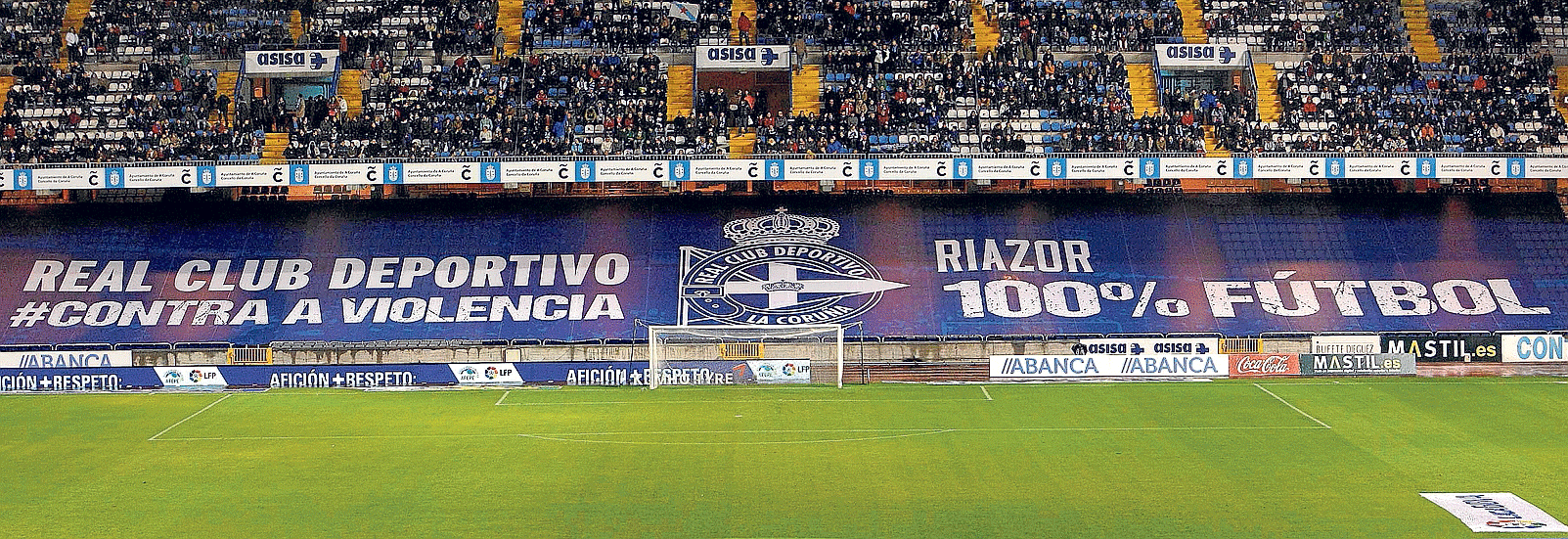 La grada de los Riazor Blues, cubierta por una pancarta contra la violencia, ayer en el estadio de Riazor