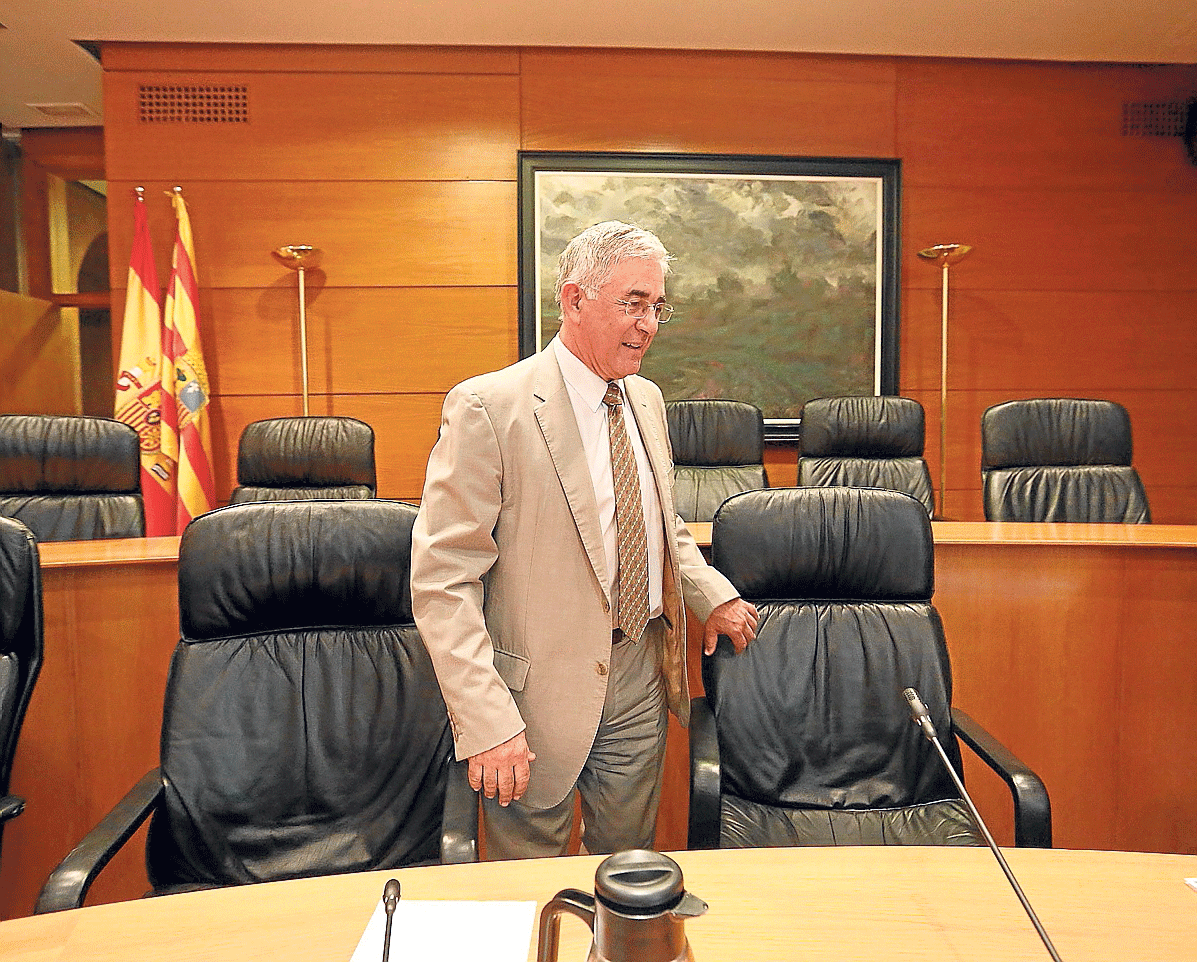 El diputado del PAR Manuel Blasco, en una de las salas de comisiones de las Cortes
