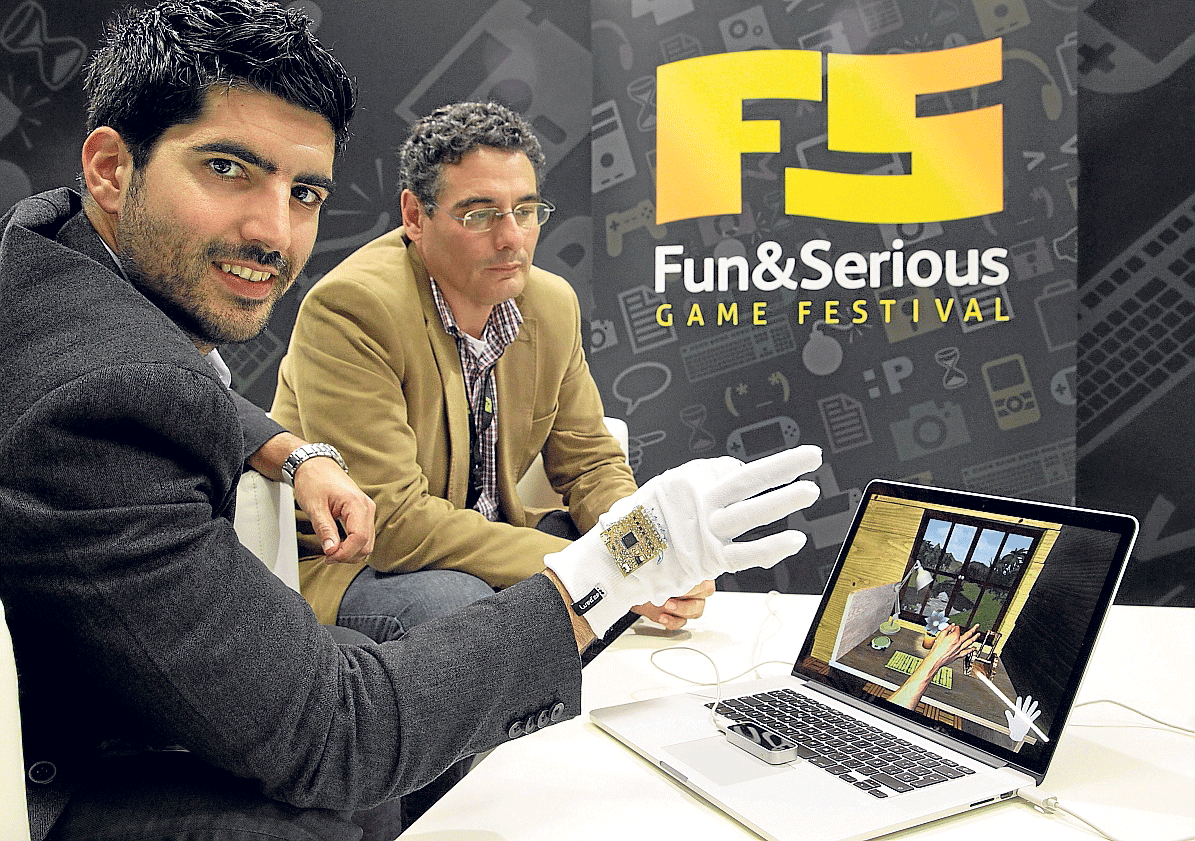 Luis Castillo muestra el guante háptico que ha creado su empresa