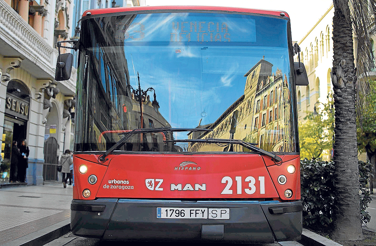 Un autobús urbano, la semana pasada, en la calle de Conde de Aranda de Zaragoza