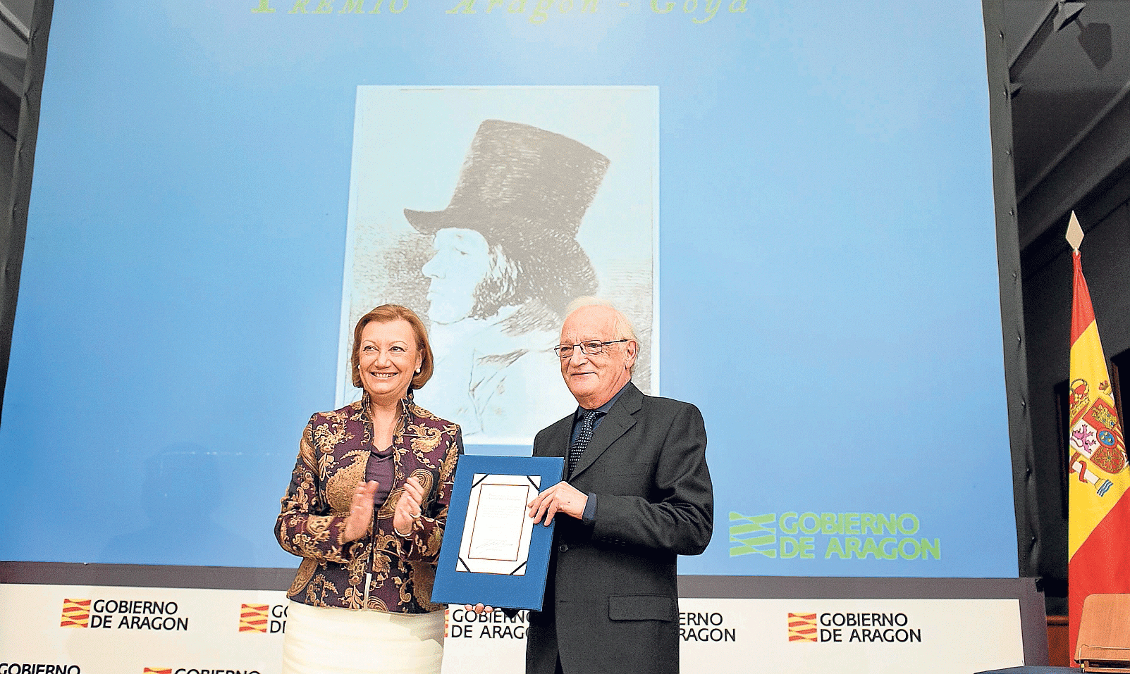 Luisa Fernanda Rudi aplaude a Natalio Bayo tras entregarle el diploma acreditativo del premio Aragón Goya