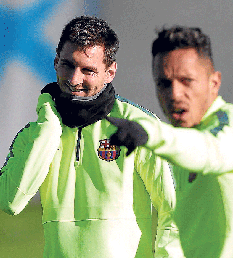 Messi y Adriano, ayer, en la ciudad deportiva Joan Gamper