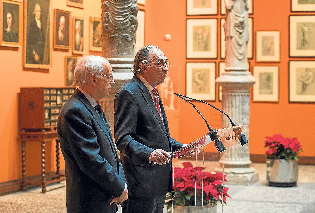 Amado Franco (derecha) y José Luis Aguirre, ayer en el Patio de la Infanta de Ibercaja