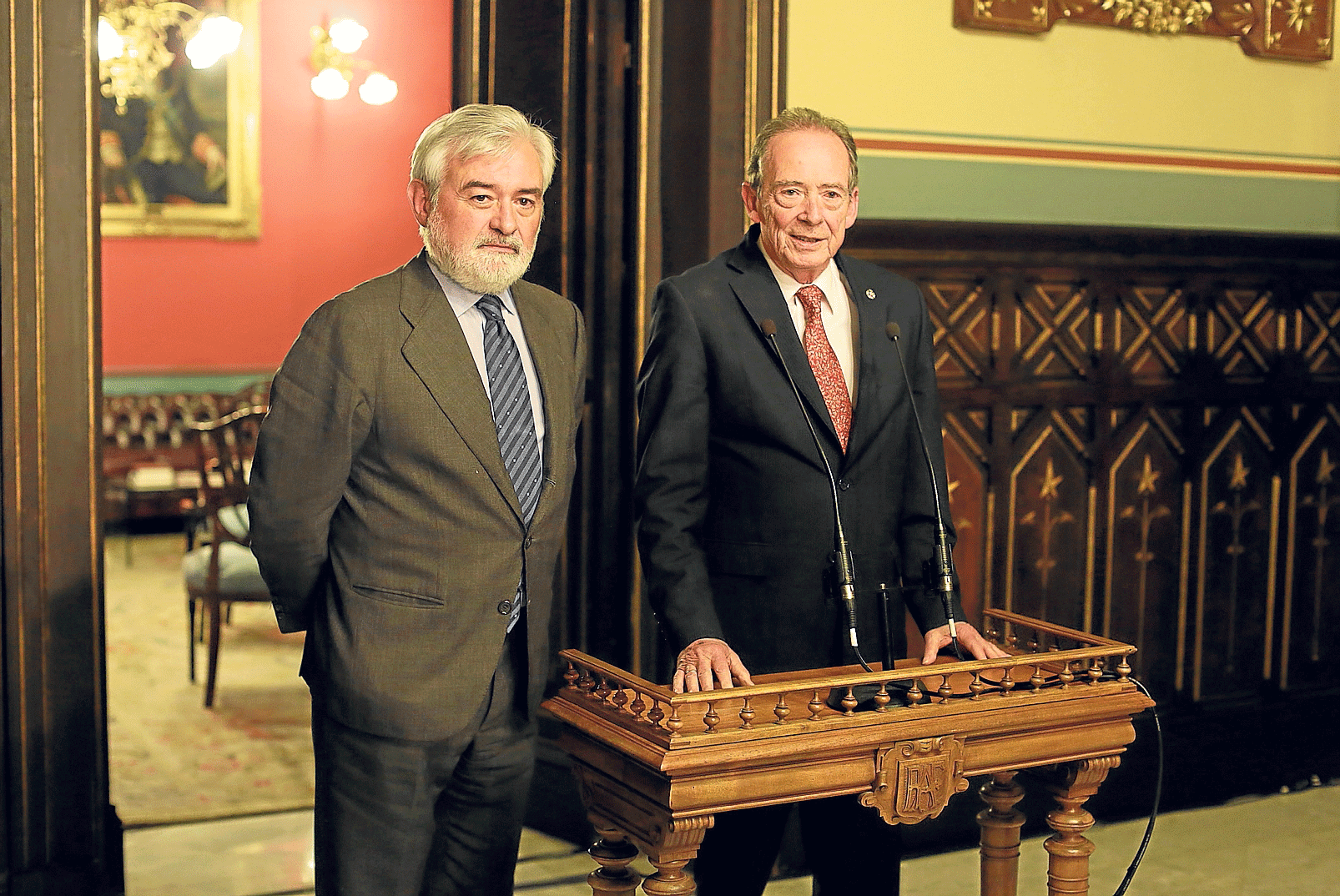 Darío Villanueva y José Manuel Blecua, durante su comparecencia para anunciar el relevo en la dirección de la RAE