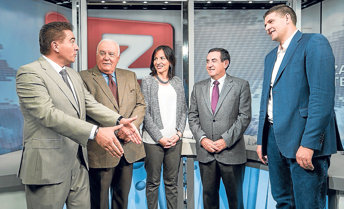 Miguel Ángel Lafuente, Fernando Tello, Victoria Martínez, Alfonso Vicente y Miguel Aso, antes del debate