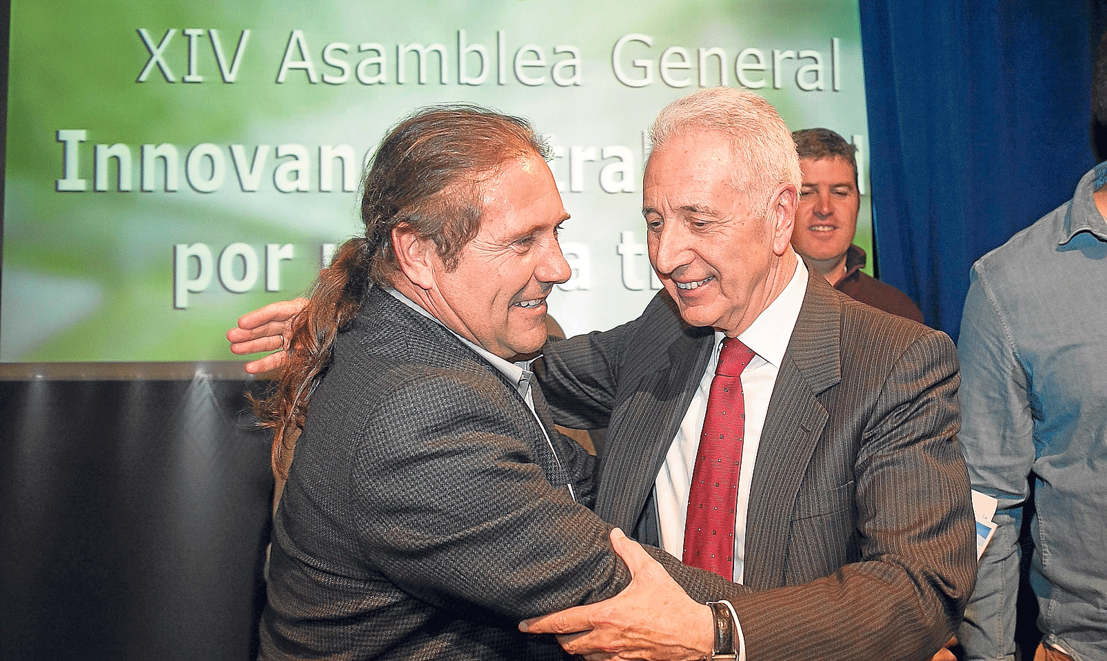 José Manuel Penella es felicitado por el consejero aragonés de Agricultura, Modesto Lobón, tras proclamarse su reelección