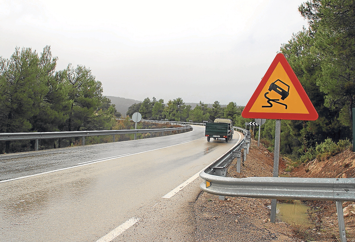 Una señal advierte del riesgo de sufrir un accidente en el tramo con curvas de la A-1414