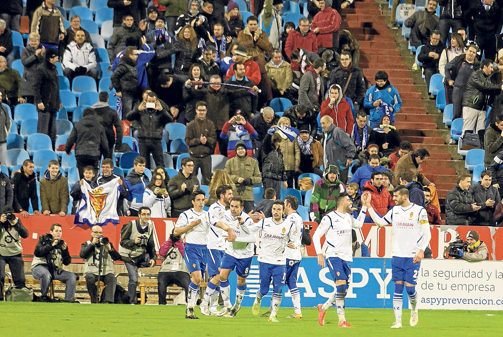 Los jugadores del Real Zaragoza celebran la consecución del 2-1, anotado por Borja Bastón de penalti