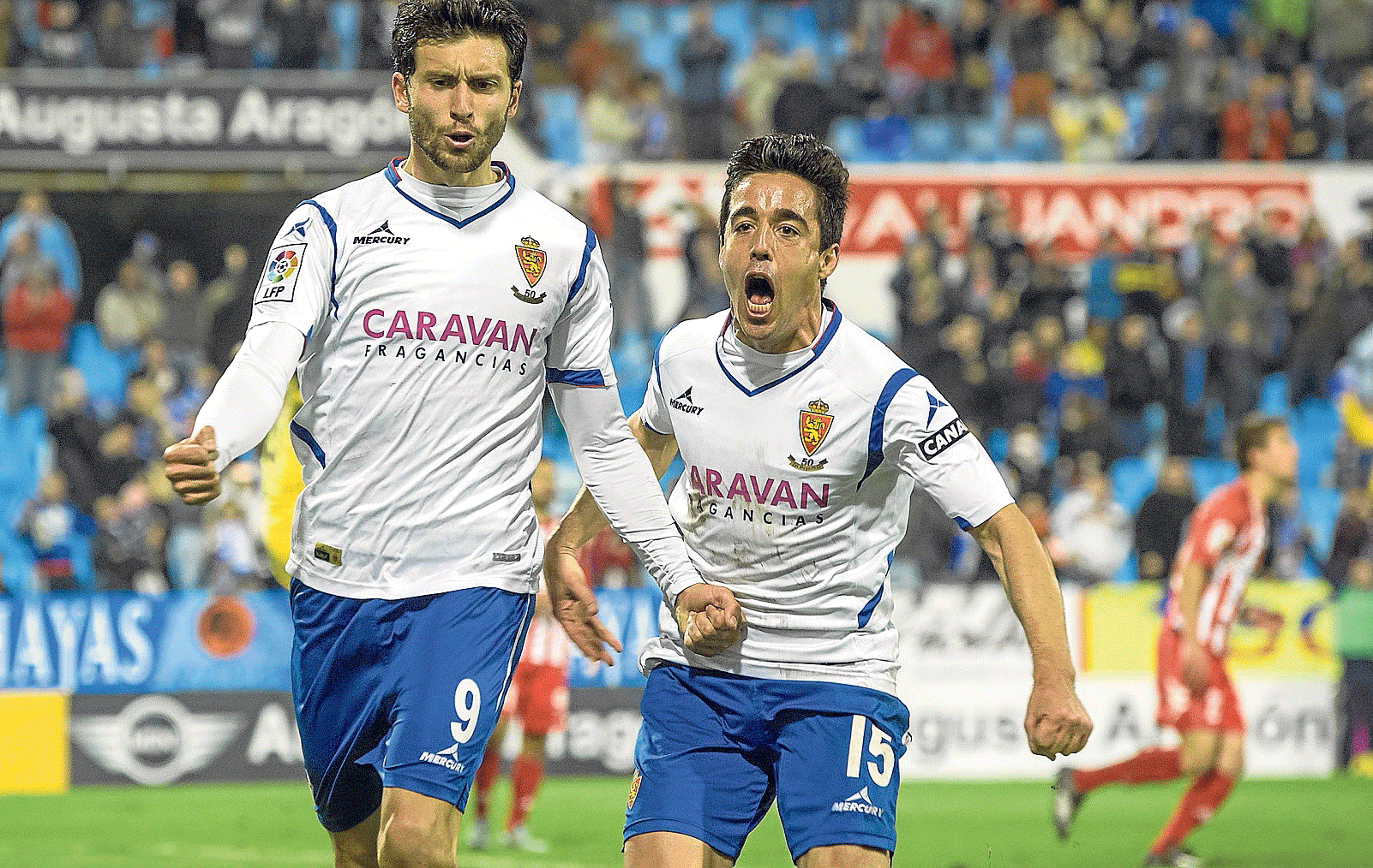Borja Bastón y Pedro celebran el gol del triunfo del Real Zaragoza, ayer, en la Romareda
