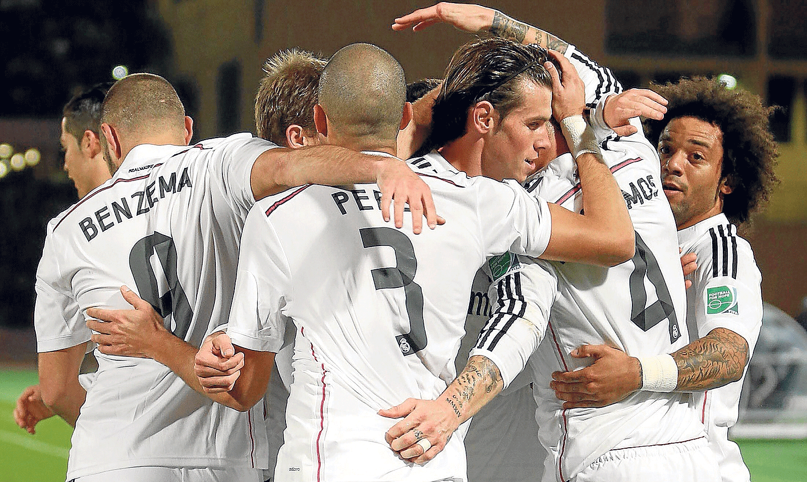 Los jugadores del Real Madrid se abrazan tras la consecución de un gol