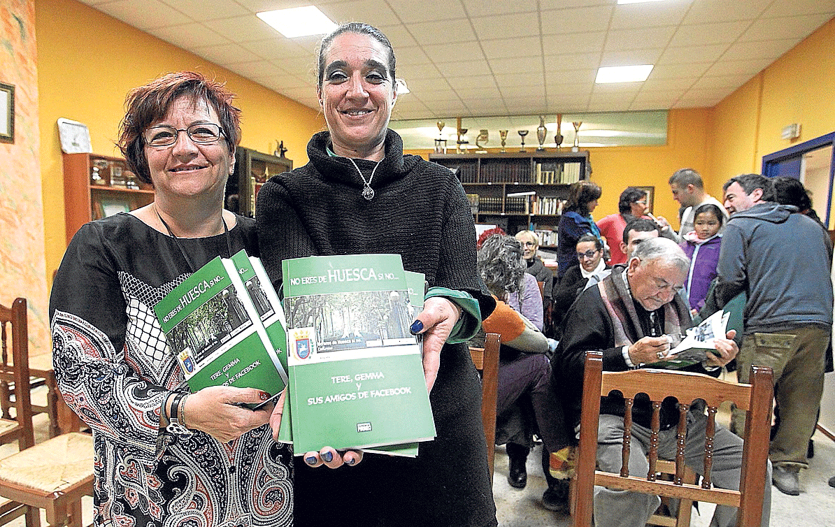 Gemma Jiménez y Tere Montaner posan con varios ejemplares del libro durante la presentación