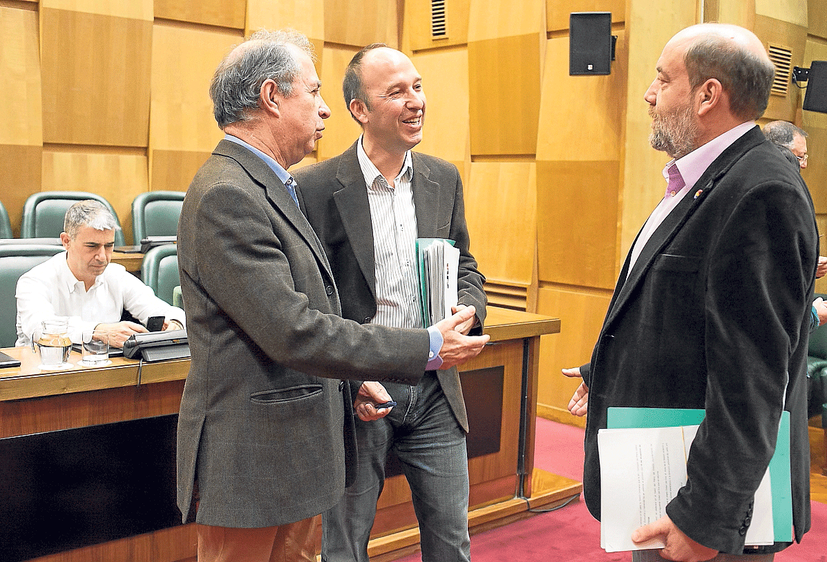 Fernando Gimeno (PSOE) conversaba ayer con Carmelo Asensio (CHA) y José Manuel Alonso (IU)