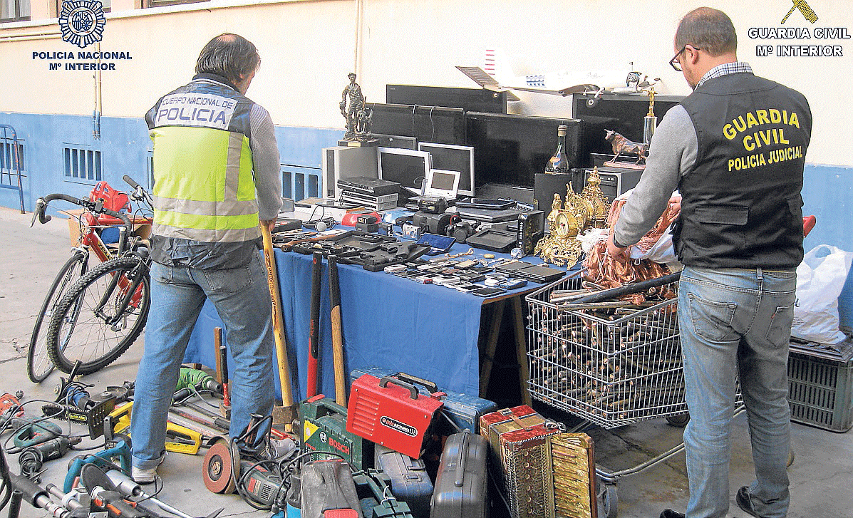 Agentes de la Policía y de la Guardia Civil muestran algunos de los objetos robados y recuperados