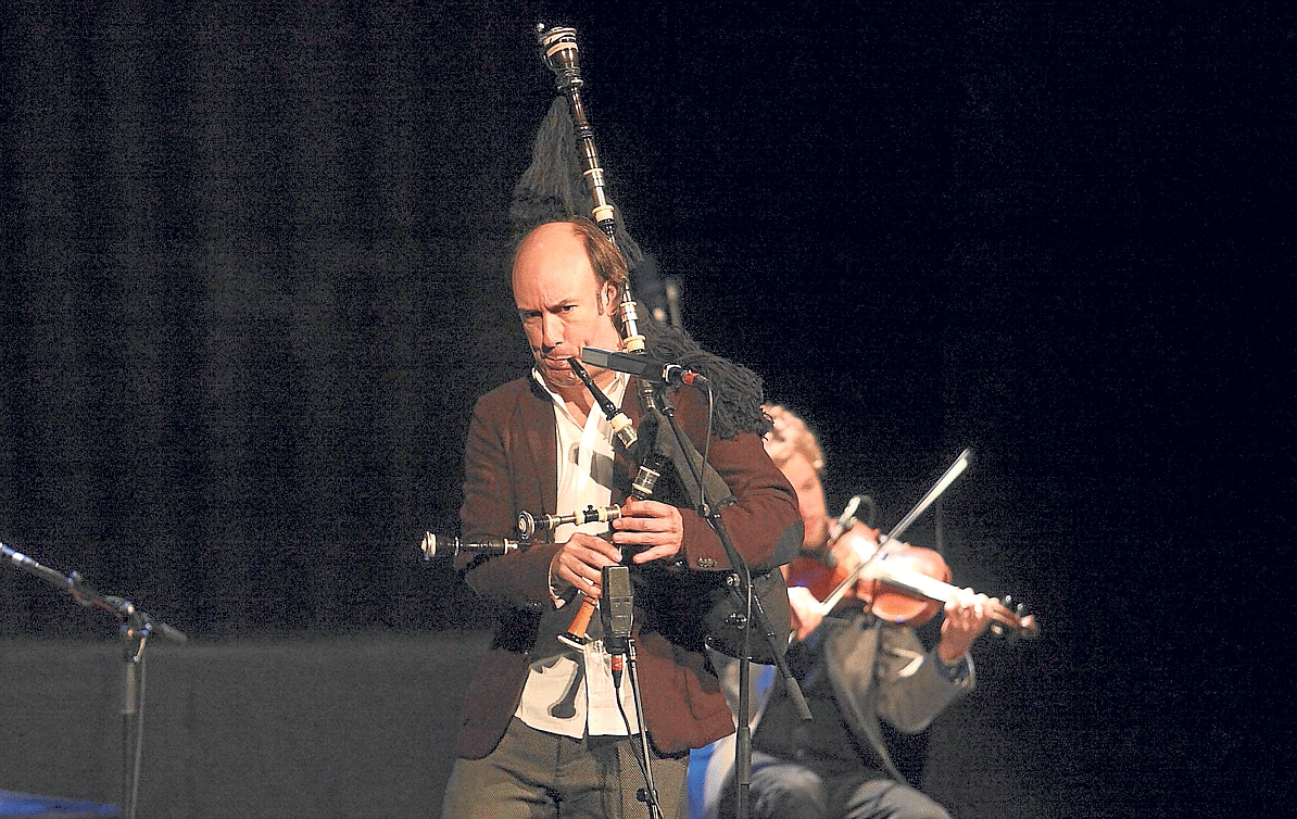 Carlos Núñez acompañado de su inseparable instrumento ayer durante la actuación