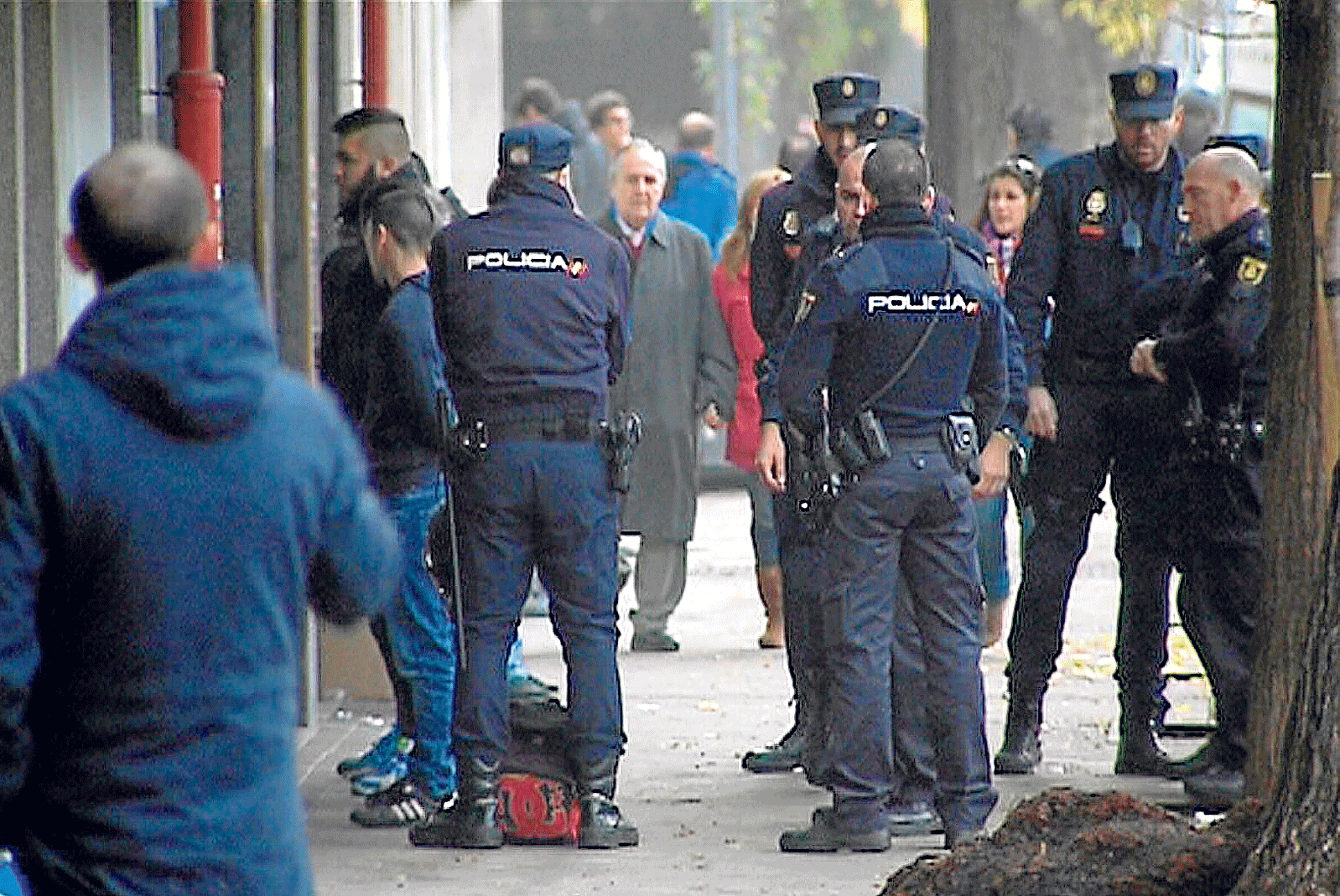 Agentes policiales detienen a varios de los ultras que participaron en la reyerta entre el Frente Atlético y Riazor Blues
