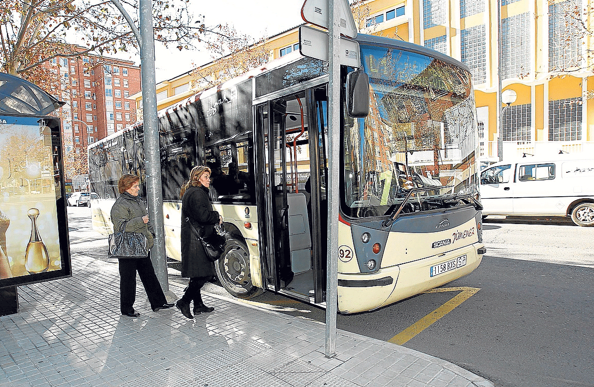 Dos pasajeras toman el autobús urbano en la avenida de Ruiz Jarabo de Teruel