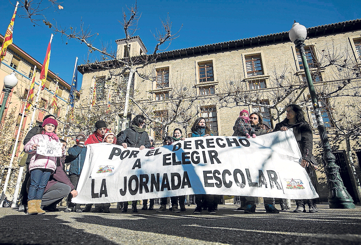 El grupo 'Sí a la Jornada Continua en las Escuelas de Aragón' entregó ayer las firmas en el Pignatelli