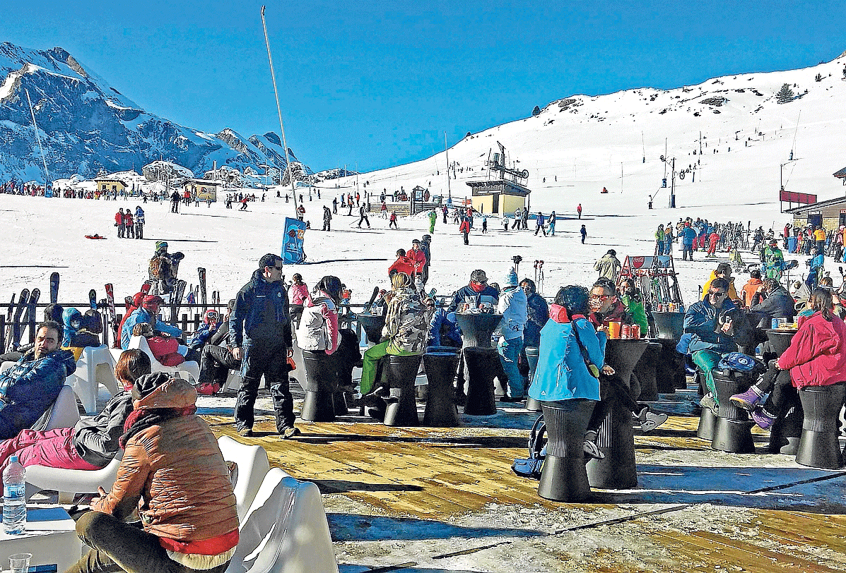 La estación de esquí de Candanchú vivió ayer una animada jornada de esquí