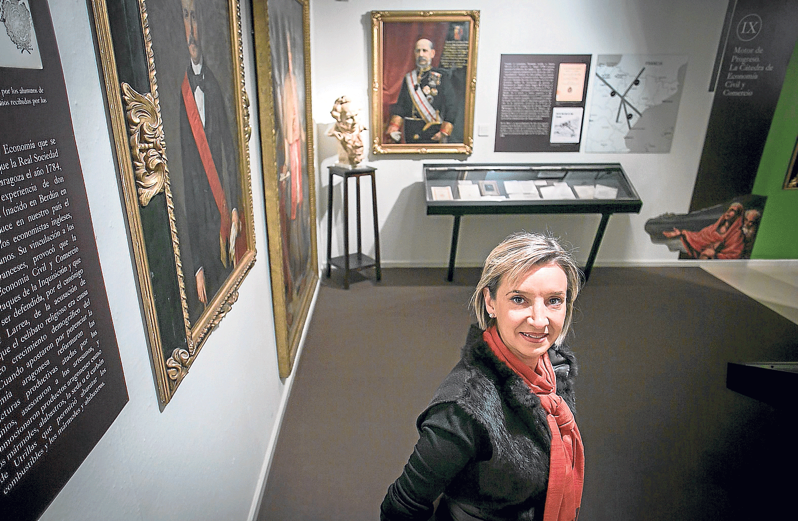 Teresa Fernández, en una de las salas de la exposición 'Pasión por Aragón', con el busto de Goya de Benlliure al fondo