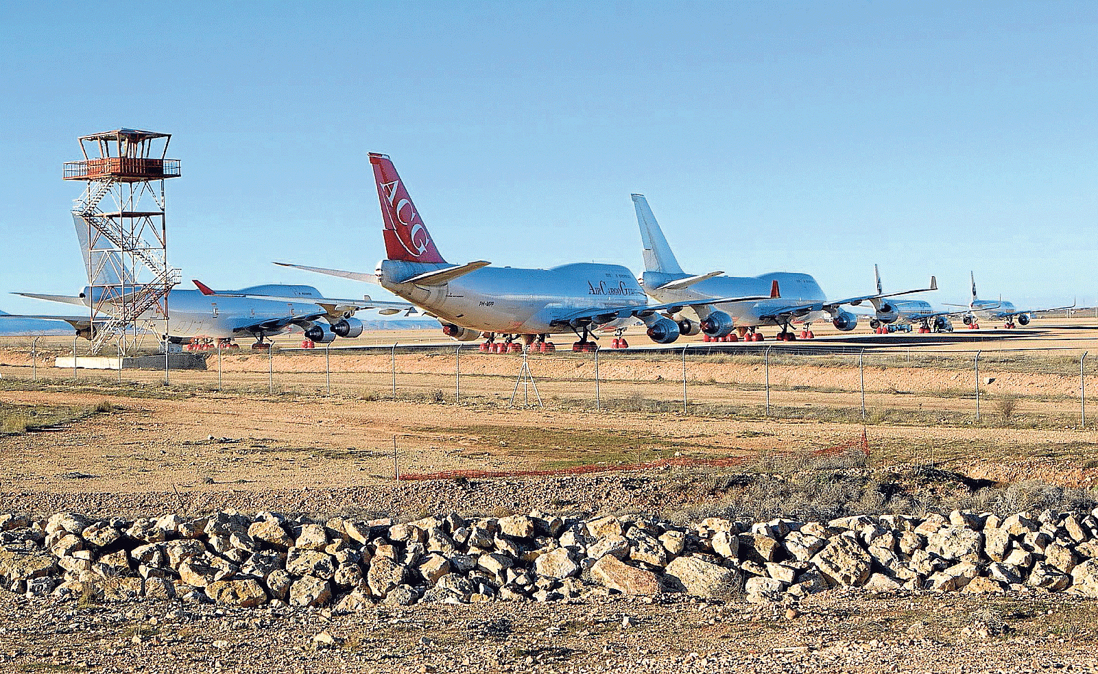 La campa de estacionamiento del aeródromo de Caudé (Teruel) cerró el año con una imagen desconocida, con dieciocho aviones de pasajeros y de mercancías aparcados y otros tres a resguardo en el gigantesco hangar contiguo