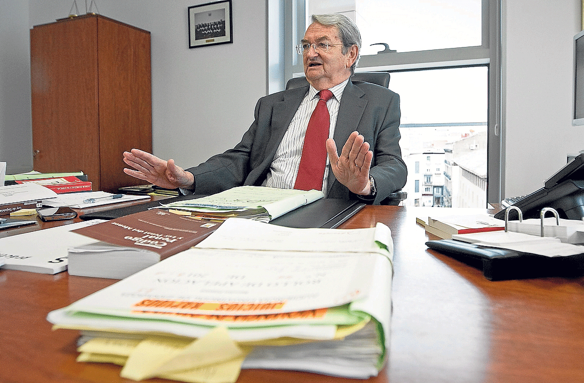 El presidente de la Audiencia Provincial de Zaragoza, Julio Arenere, en su despacho