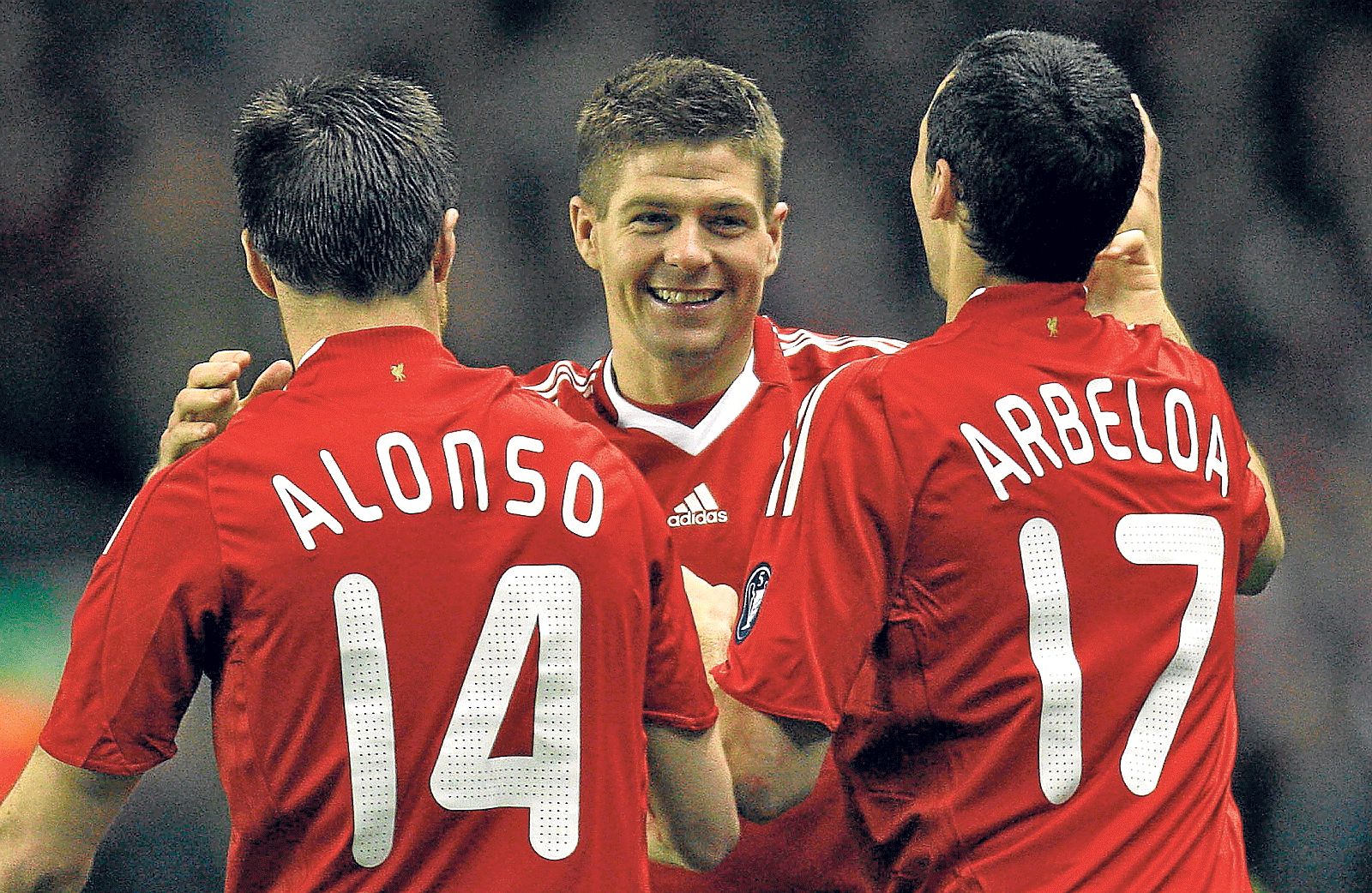 Steven Gerrard celebra con Xabi Alonso y Álvaro Arbeloa uno de los cuatro goles que el Liverpool marcó al Real Madrid en 2009