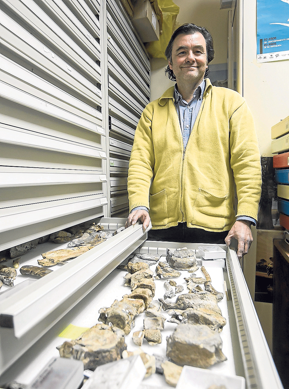 Canudo, junto a unos restos paleontológicos guardados en la Universidad