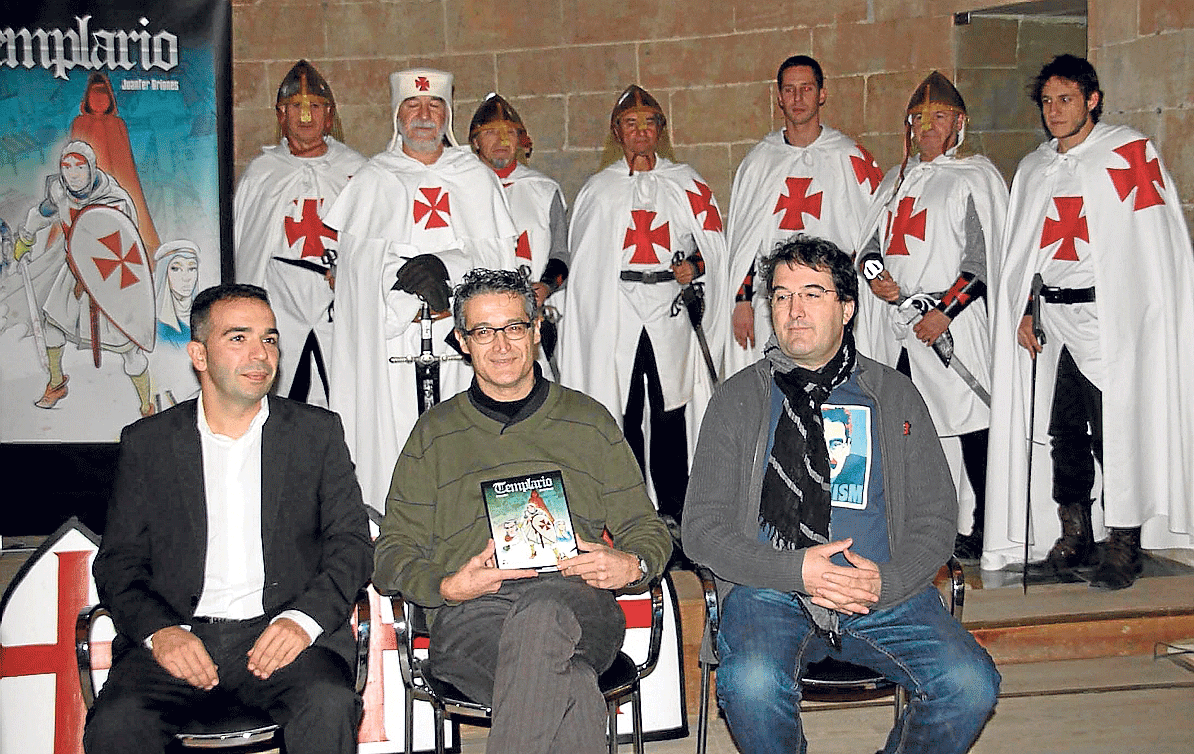 Juanfer Briones, en el centro, junto a Jesús Guerrero, concejal de Turismo, y Daniel Viñuales, editor