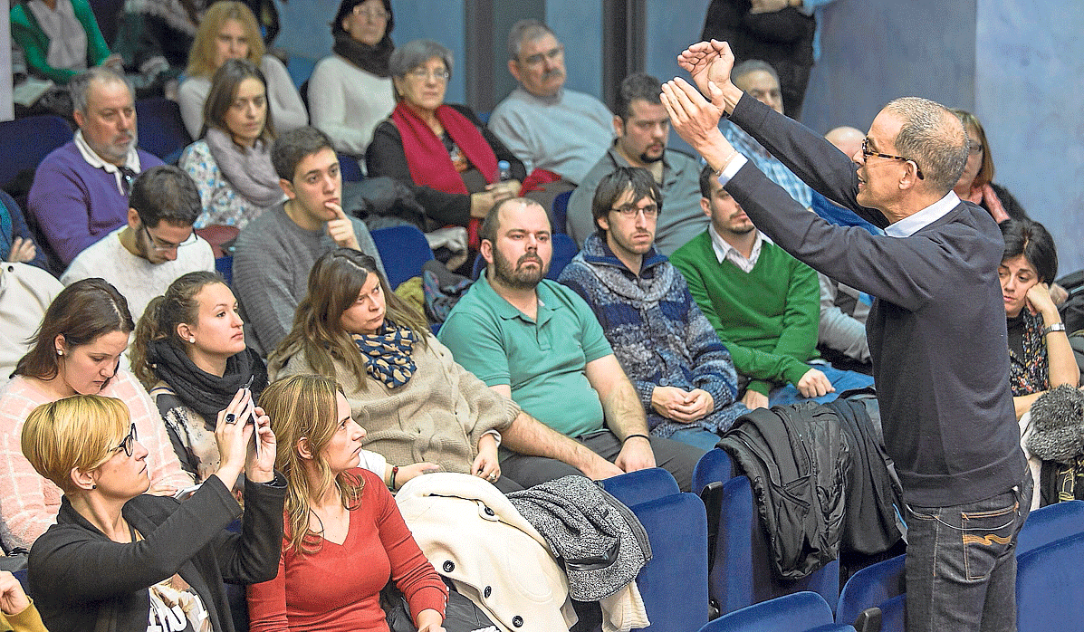 Pedro Zerolo, en su apasionada intervención en la asamblea organizada en la sede del PSOE