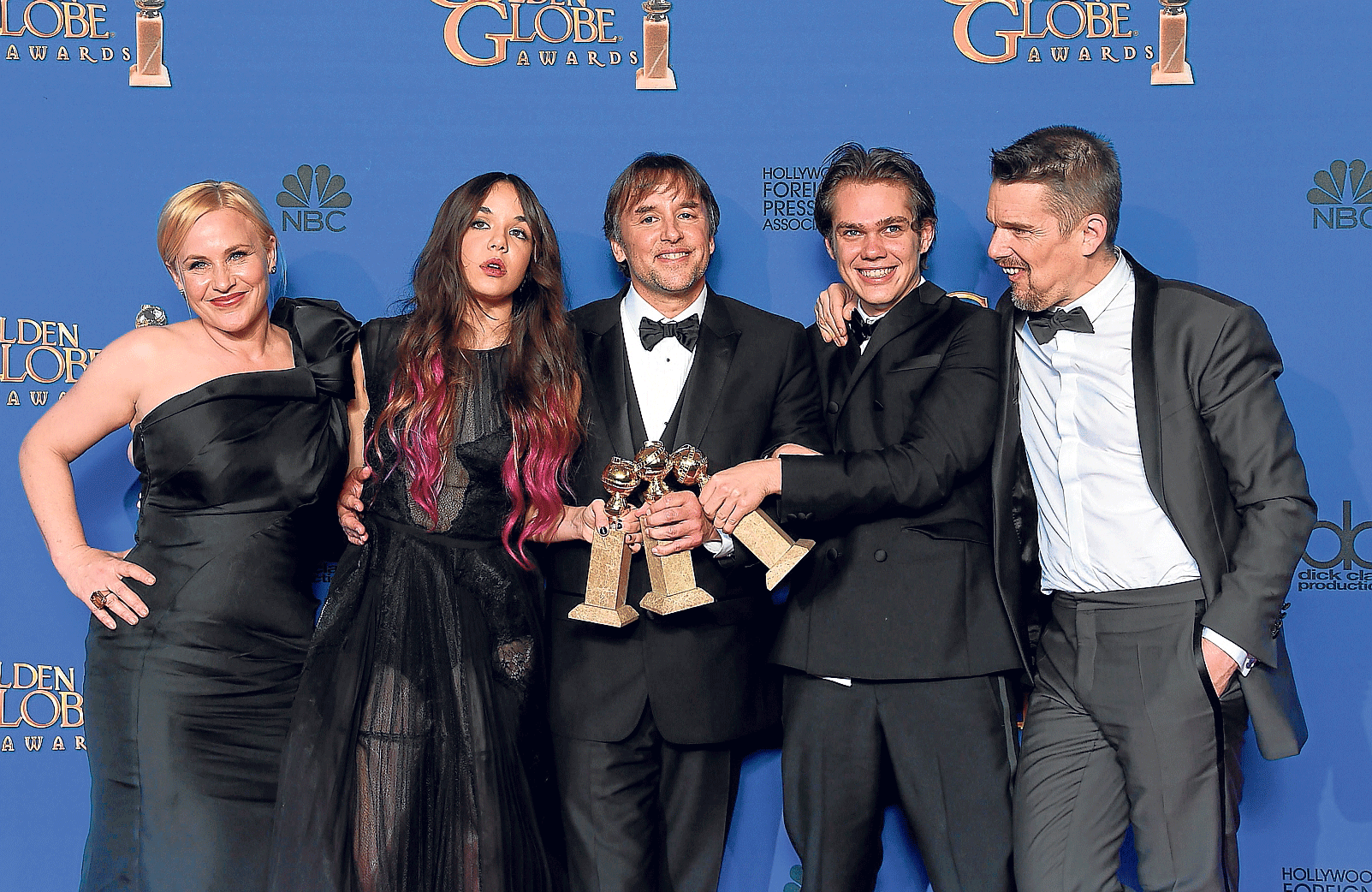 El director Richard Linklater, en el centro, con el reparto de 'Boyhood', que ganó tres Globos de Oro, entre ellos, el de mejor drama