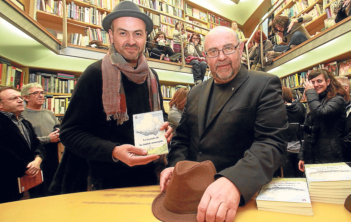 Antón Castro (derecha)y el dibujante Javi Hernández, con un ejemplar del libro en la mano