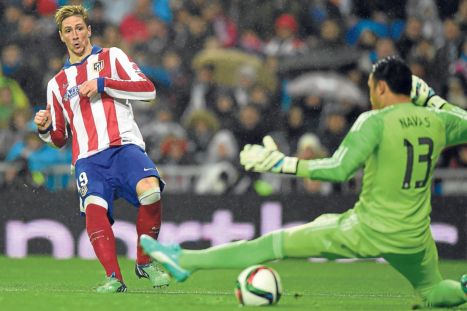 Fernando Torres, en el remate del segundo gol en el estadio Santiago Bernabéu