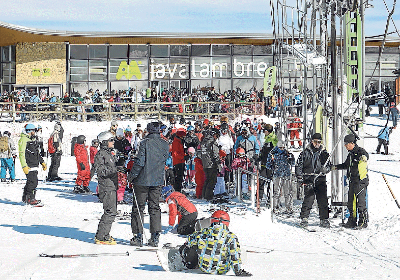 La estación de Javalambre ayer, repleta de esquiadores