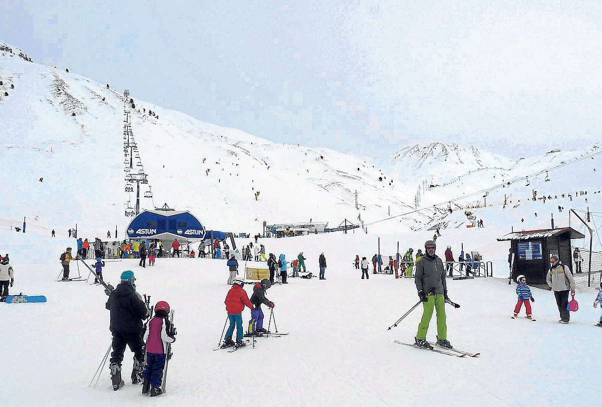 Cientos de esquiadores disfrutaron del esquí en la estación de Astún