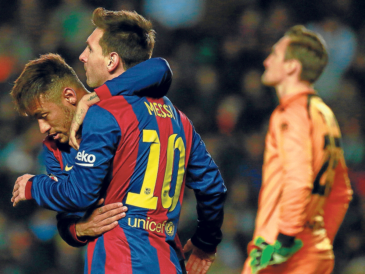 Neymar abraza a Leo Messi, durante el partido de ayer en el Martínez Valero