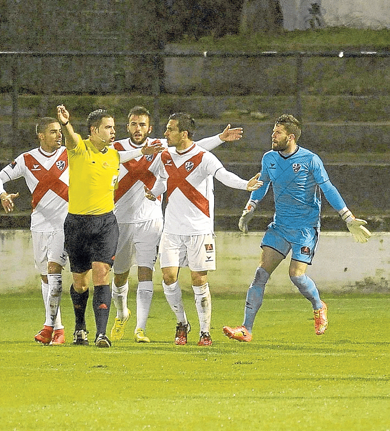 Los jugadores del Huesca protestan el primer gol local