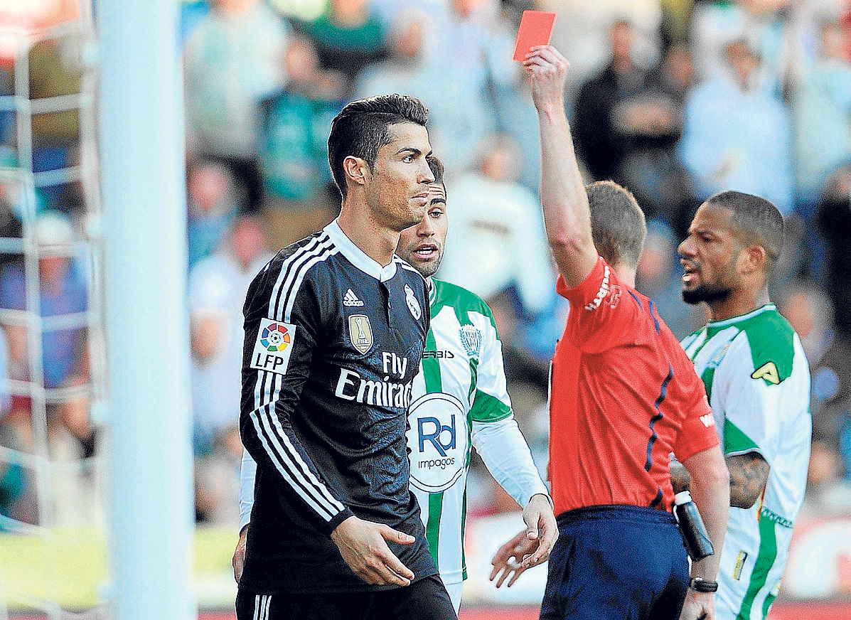 Cristiano Ronaldo, en el momento de ser expulsado tras agredir a Edimar