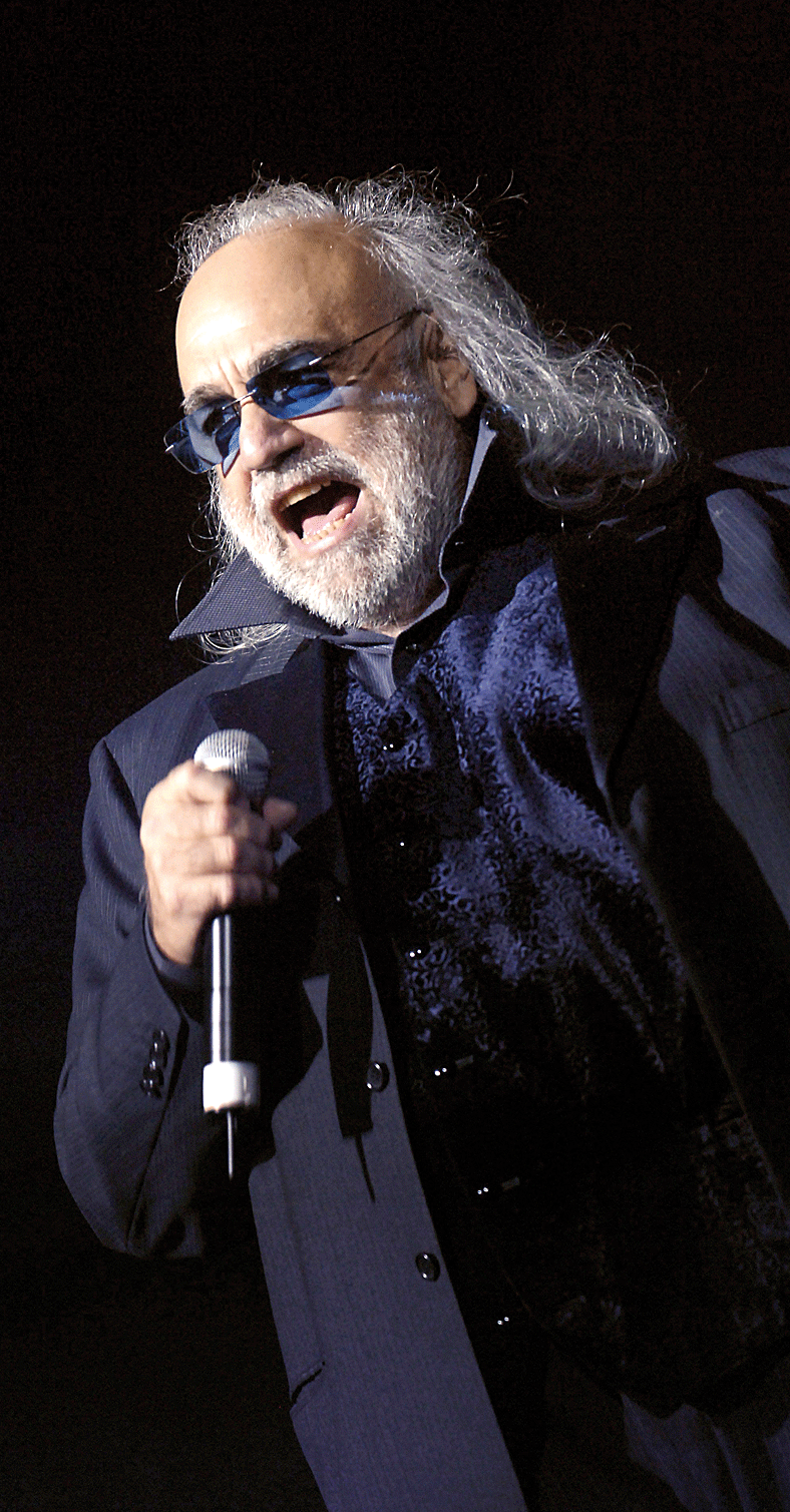 Demis Roussos, en un concierto en París (2006)