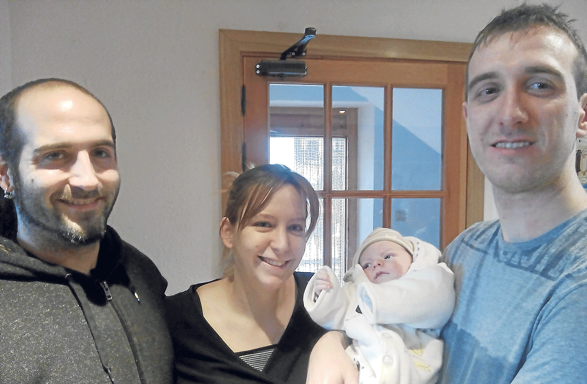 Borja Montero y Cristina Clemente, con su hijo Aitor y el penúltimo nacido en el pueblo, Héctor Orduna