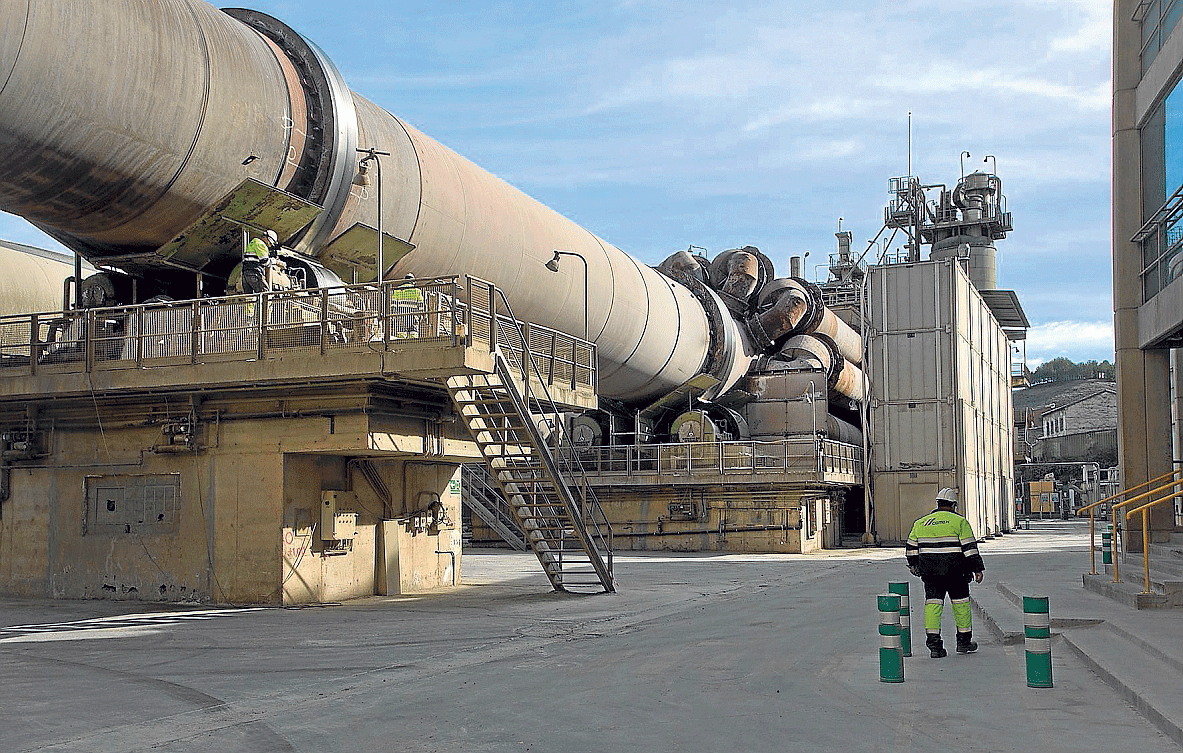 Instalaciones de Cemex en Morata. Imagen del horno de cemento de 68 metros de longitud