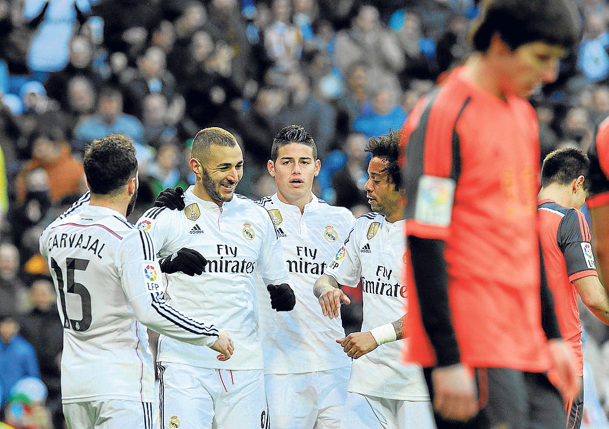 Benzema, segundo por la izquierda, es felicitado por sus compañeros tras uno de sus goles