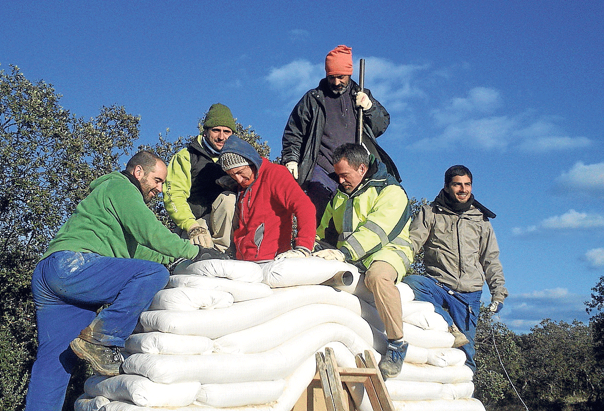 Demostración de construcción a base de sacos de tierra o 'superadobe' en Monroyo