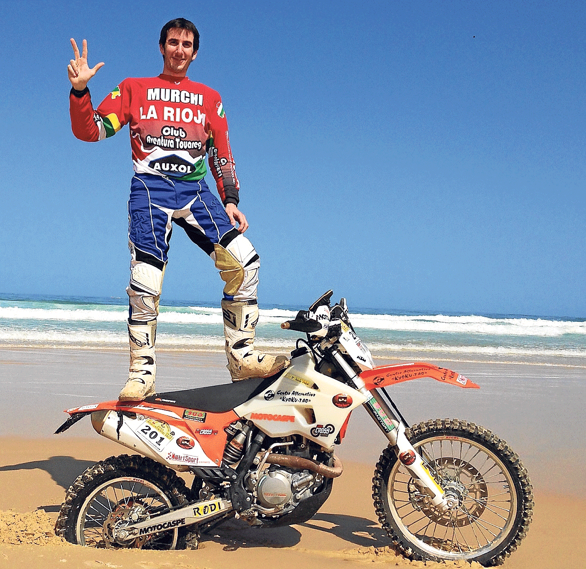 Víctor en la playa de Dakar tras conseguir su tercera victoria