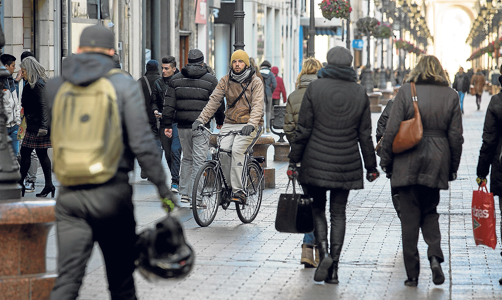 Un ciclista circula irregularmente por la calle de Alfonso I, en una imagen captada el pasado viernes