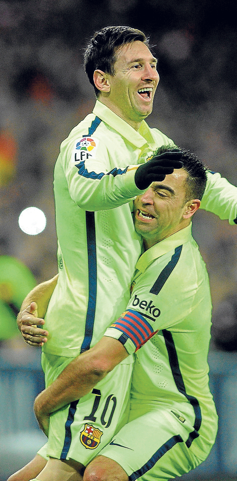 Messi es aupado tras marcar el primer gol por Xavi