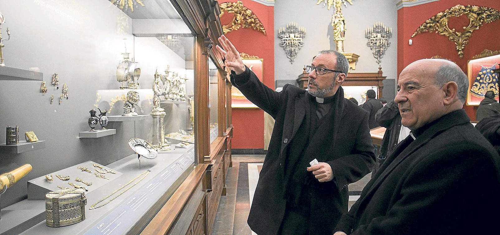 Ignacio Ruiz, director del patrimonio catedralicio, explica al arzobispo Vicente Jiménez las piezas más antiguas del museo