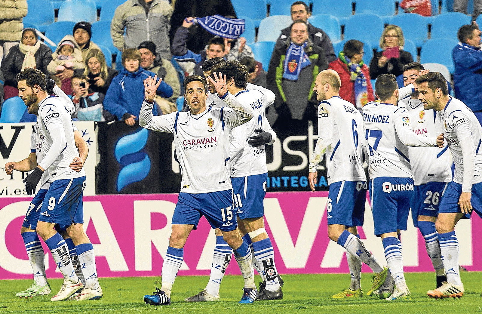 Los futbolistas del Real Zaragoza celebran efusivamente la consecución del 3-0, anotado por Pedro, el sábado ante el Barcelona B